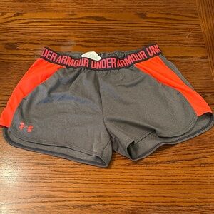 Women’s under Armour shorts size medium they have pockets